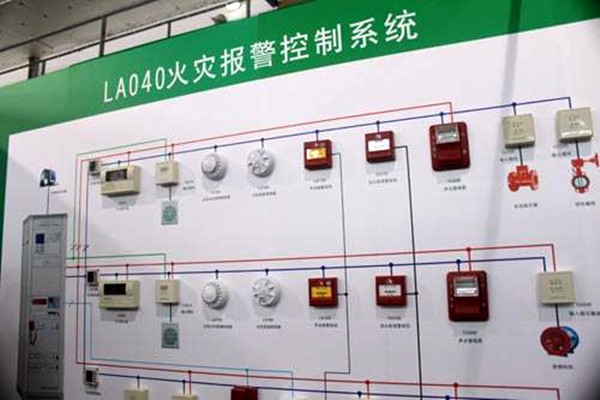 出現火警時，樓宇控制系統如何快速做出反應？